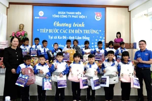 Đoàn Thanh niên EVNGENCO1 đã trao 133 phần quà cho học sinh bị ảnh hưởng do bão lũ tại xã Ka Đô, tỉnh Lâm Đồng.