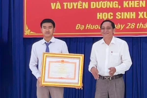 Thầy giáo Mai Thế Hùng nhận Bằng khen của Thủ tướng Chính phủ.