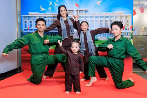 Khánh Thi – Phan Hiển mừng đại lễ 30/4 bằng bộ ảnh đầy cảm xúc