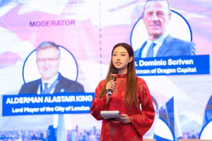 Hoa hậu Lương Thùy Linh khẳng định bản lĩnh trong vai trò MC hội nghị quốc tế