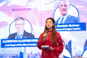 Hoa hậu Lương Thùy Linh khẳng định bản lĩnh trong vai trò MC hội nghị quốc tế