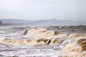 Áp thấp nhiệt đới trên Biển Đông tiếp tục mạnh lên, biển động dữ dội