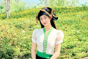 Hoa hậu Lương Thùy Linh lần đầu diện trang phục Thái, tỏa sáng giữa núi rừng