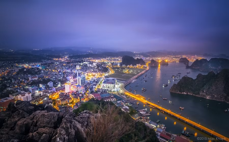 Thành phố Hạ Long về đêm. Ảnh: TG