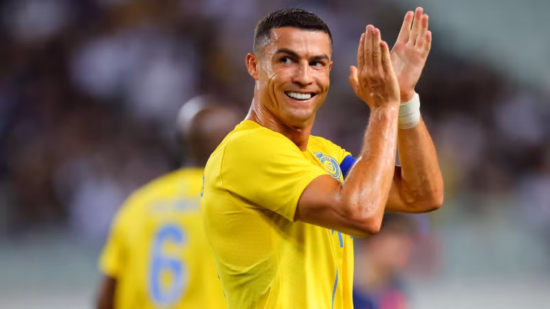 1. <strong> Cristiano Ronaldo </strong>(Bồ Đào Nha) - 1204 trận. Top 10 cầu thủ thi đấu nhiều trận nhất thế kỷ 21