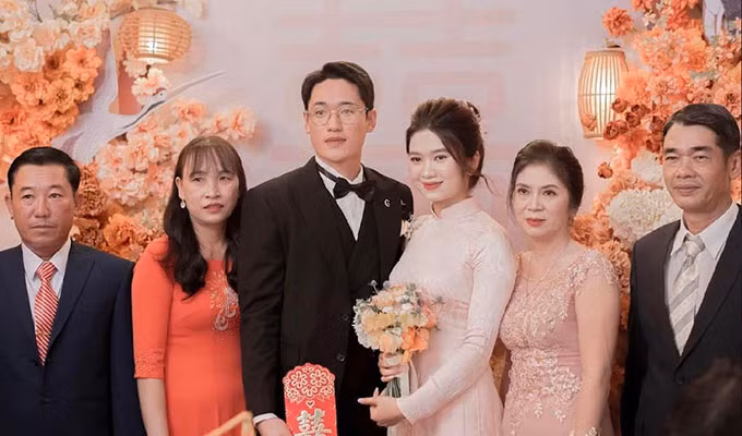 Vợ sắp cưới của cựu sao U23 Việt Nam xinh như nàng thơ