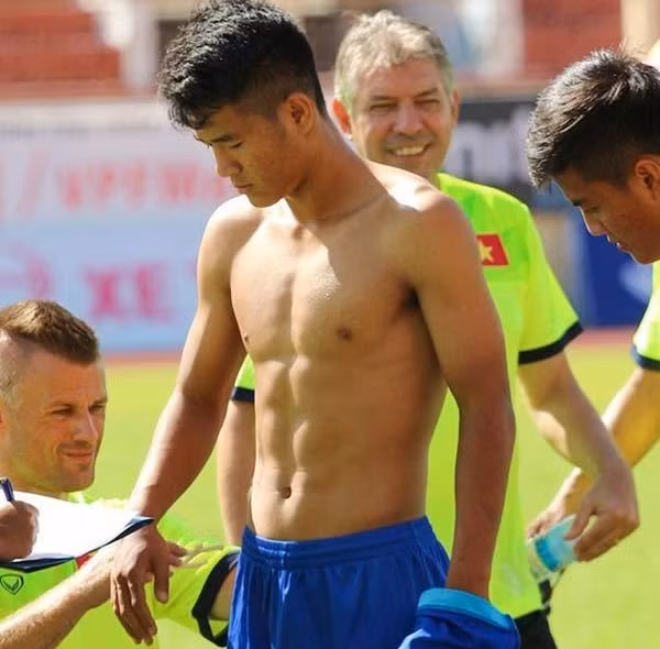 Thân hình 6 múi 'vạn người mê' của dàn cầu thủ Việt Nam