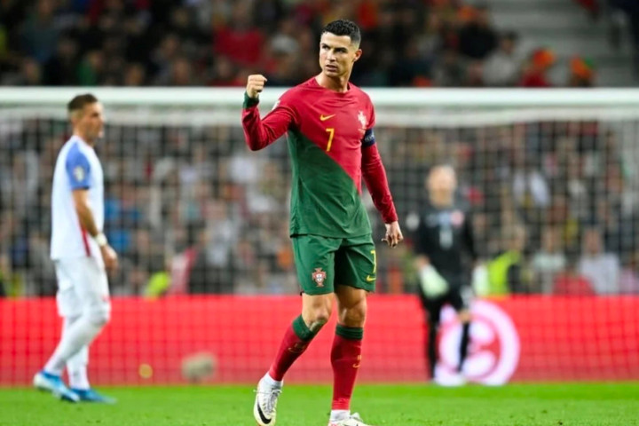 Vượt Pele, Maradona... Messi dẫn đầu Top 10 cầu thủ vĩ đại nhất lịch sử bóng đá