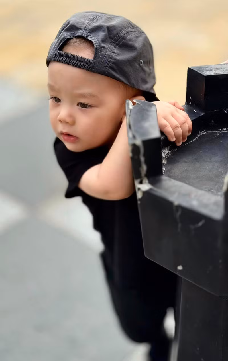 Vợ chồng Bùi Tiến Dũng vui mừng khi được chứng kiến những bước đi đầu đời của cậu con trai yêu dấu. Loạt ảnh đáng yêu con trai thủ môn Bùi Tiến Dũng