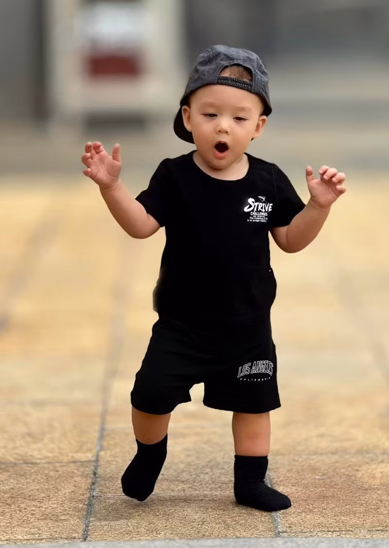 Tối 7/12, Bùi Tiến Dũng đăng tải loạt ảnh và video con trai Danil tự đi một đoạn đường mà không cần dắt tay sau khi tròn một tuổi khiến fan hào hứng. Loạt ảnh đáng yêu con trai thủ môn Bùi Tiến Dũng