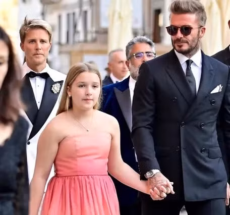 Harper được nhiều người nhận xét ra dáng thiếu nữ trong bộ đầm dự tiệc màu hồng nhạt. Con gái David Beckham phổng phao, xinh như hotgirl ở tuổi 12