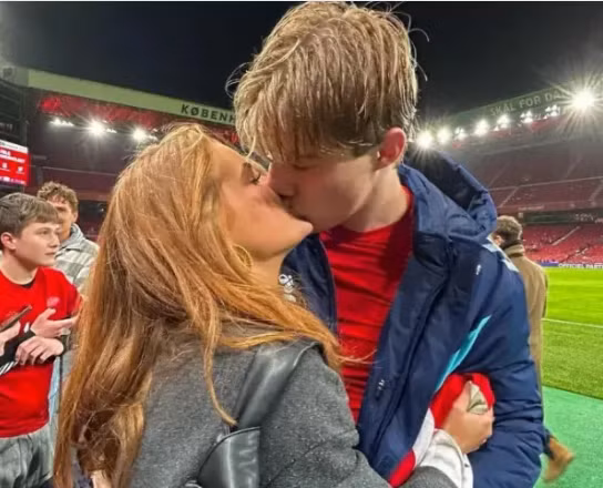 Vẻ đẹp huyền ảo của bạn gái Rasmus Hojlund 