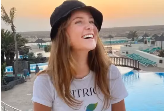 Vẻ đẹp huyền ảo của bạn gái Rasmus Hojlund 