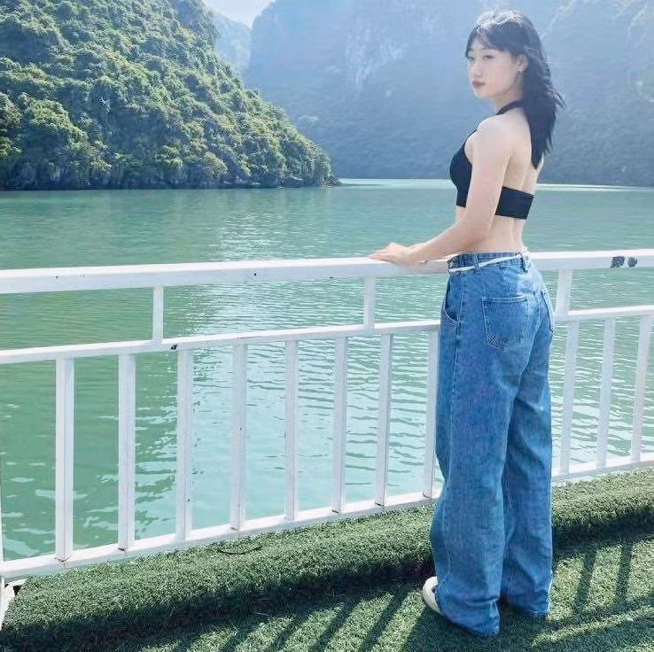 Bên cạnh thành tích thi đấu ấn tượng, Phương Nhi còn nhận được nhiều sự chú ý bởi nhan sắc xinh đẹp. Ngoại hình đáng yêu của nữ VĐV Việt Nam giành 2 HCV Wushu thế giới