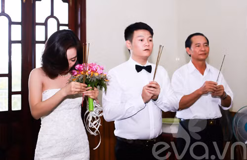 Văn Quyến – Thanh Hằng làm lễ tại gia đình nhà trai. Ảnh hiếm về đám cưới cựu thần đồng Văn Quyến