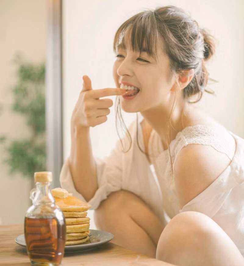 Cô nàng đẹp rạng rỡ trong trang phục đời thường. Mê mẩn gương mặt thiên thần nhưng 3 vòng cực nóng của bạn gái sao AS Monaco