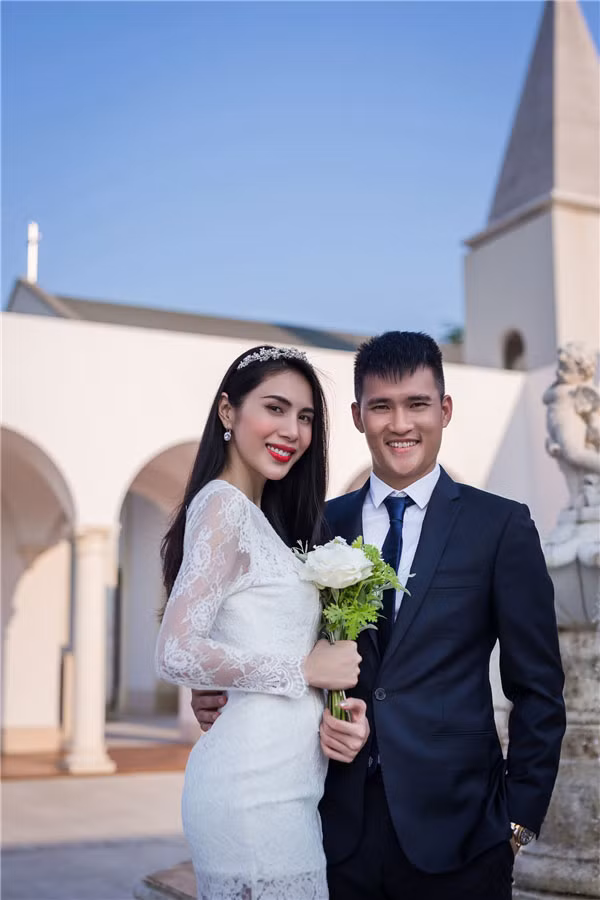 Thời điểm đó, có tới 1000 khách tham dự tiệc cưới ở một resort sang trọng với không gian rộng khoảng 700 mét vuông. Chùm ảnh hiếm về đám cưới cựu danh thủ Lê Công Vinh
