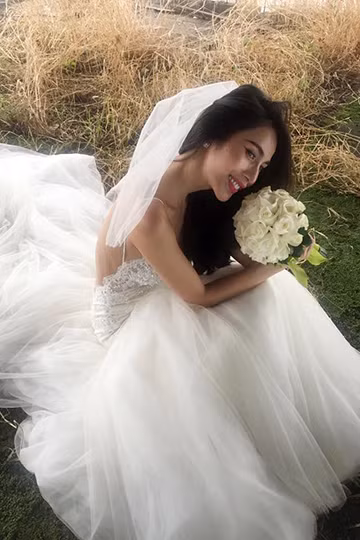 Thủy Tiên tươi tắn trong chiếc váy cưới tinh khôi. Chùm ảnh hiếm về đám cưới cựu danh thủ Lê Công Vinh