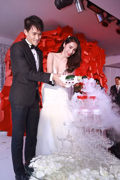 Thời điểm đó, nhiều nguồn tin cho rằng, vợ chồng Công Vinh đã chi 2 tỷ đồng trang trí tiệc cưới. Chùm ảnh hiếm về đám cưới cựu danh thủ Lê Công Vinh