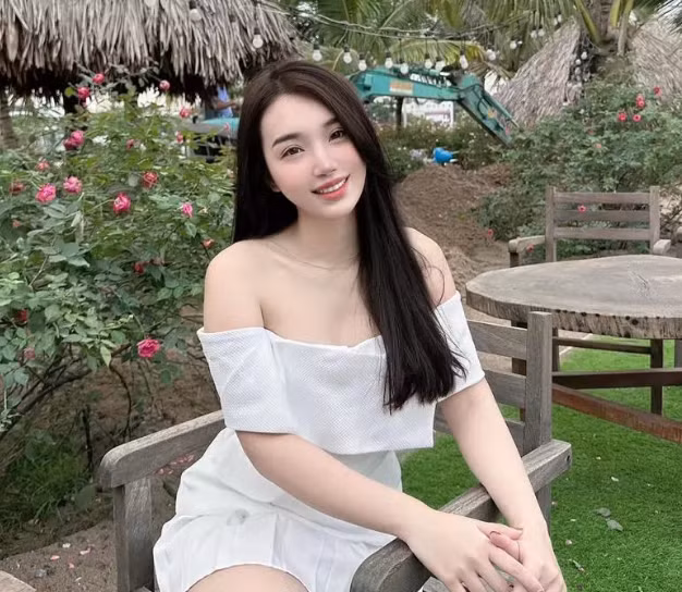 Trung vệ trẻ tuyển Việt Nam khoe ảnh vợ sắp cưới xinh như mộng