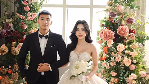 Trung vệ trẻ tuyển Việt Nam khoe ảnh vợ sắp cưới xinh như mộng