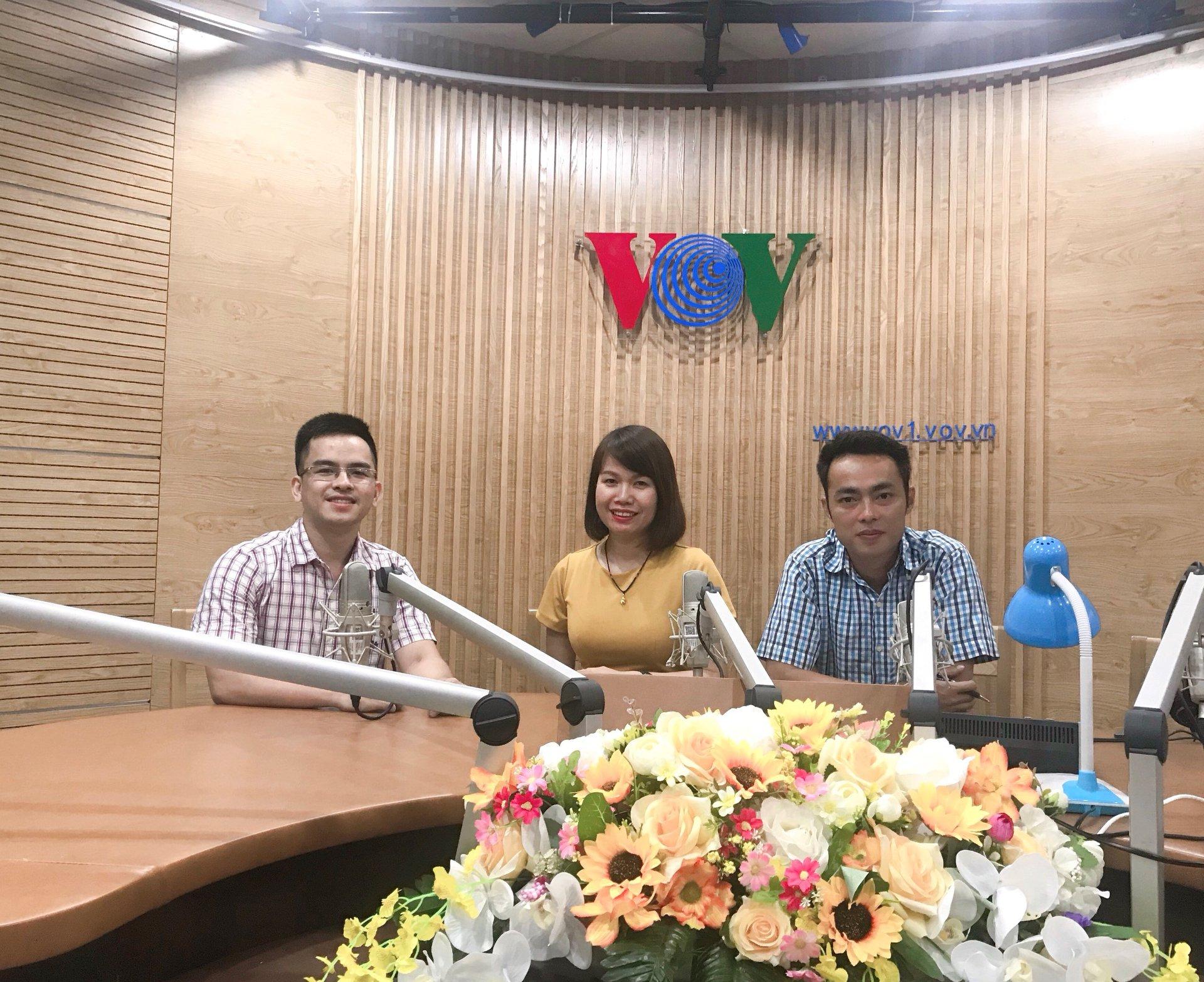 Nhà báo Lê Thu (giữa) - Ban Thời sự VOV1 (Đài Tiếng nói Việt Nam) là tác giả của loạt bài 3 kỳ "Tự chủ Đại học: Gánh nặng tăng học phí". Nhà báo Lê Thu (giữa) - Ban Thời sự VOV1 (Đài Tiếng nói Việt Nam) là tác giả của loạt bài 3 kỳ "Tự chủ Đại học: Gánh nặng tăng học phí".