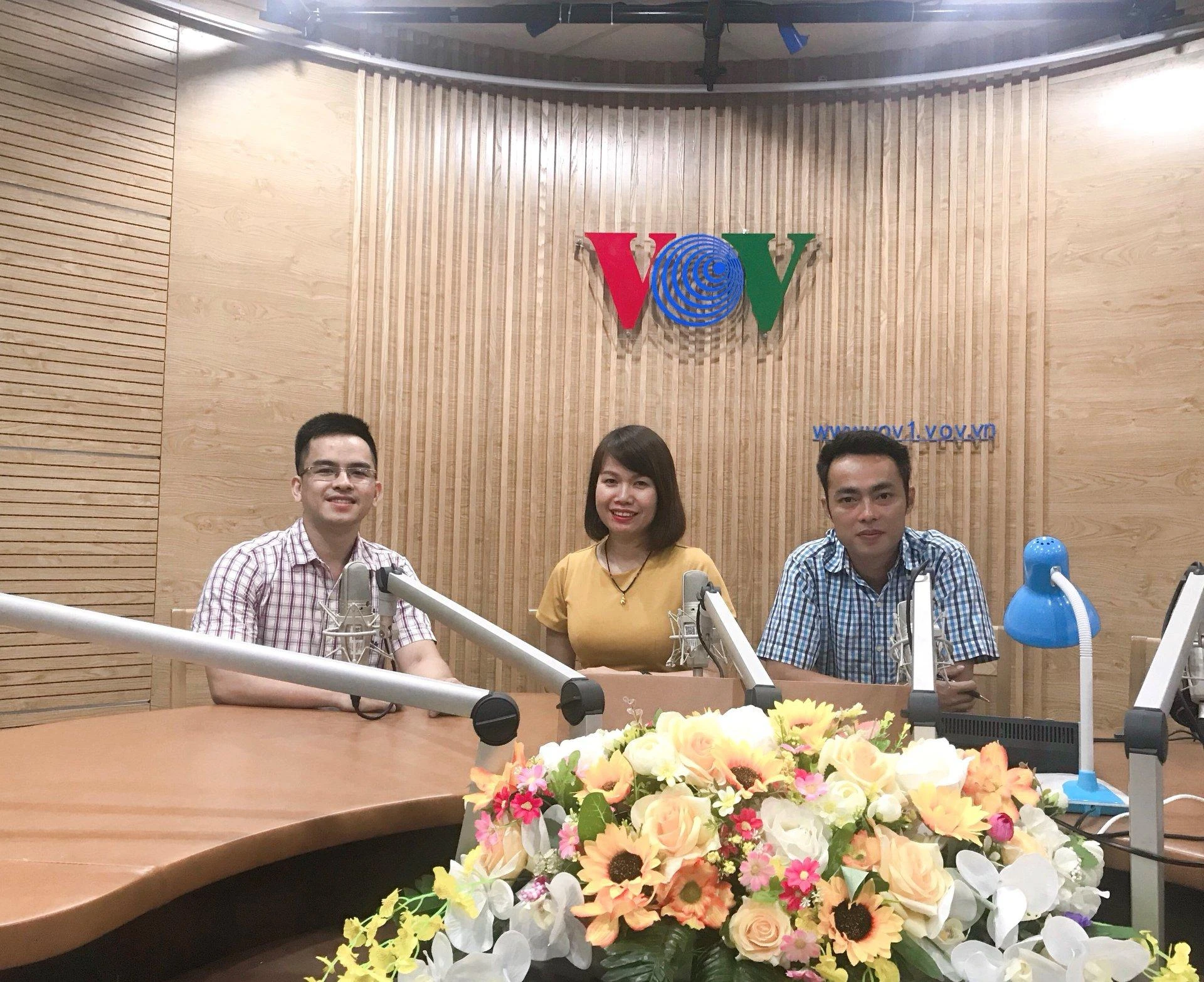 Nhà báo Lê Thu (giữa) - Ban Thời sự VOV1 (Đài Tiếng nói Việt Nam) là tác giả của loạt bài 3 kỳ "Tự chủ Đại học: Gánh nặng tăng học phí".