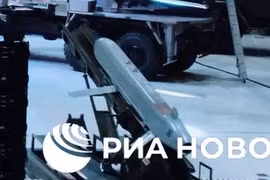 Tên lửa S8000 Banderol được gắn trên một bệ phóng mặt đất mới.