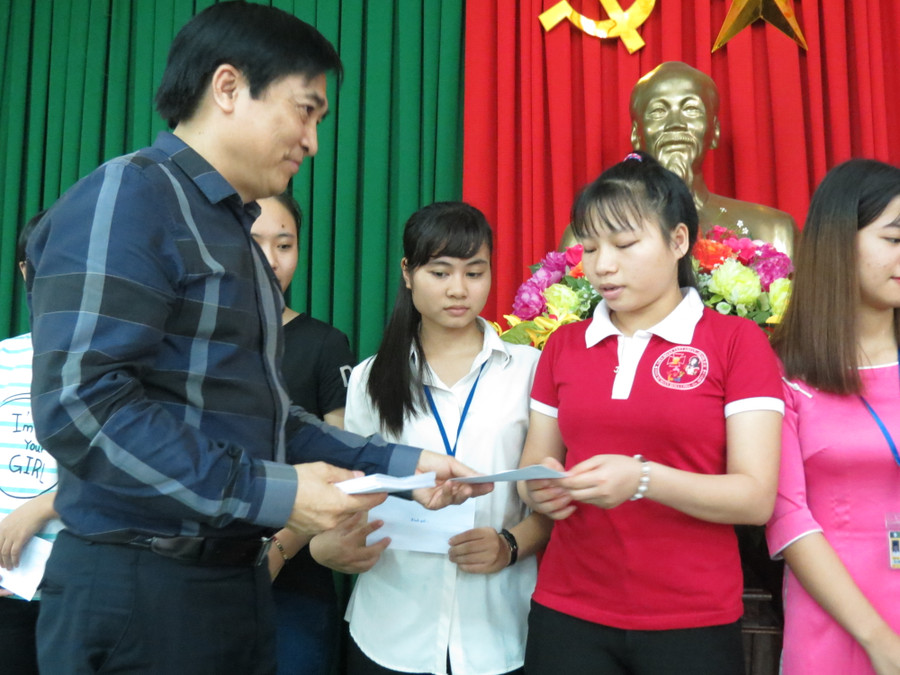 Món quà tuy không lớn nhưng đầy ý nghĩa đối với các em sinh viên trong thời gian này Món quà tuy không lớn nhưng đầy ý nghĩa đối với các em sinh viên trong thời gian này