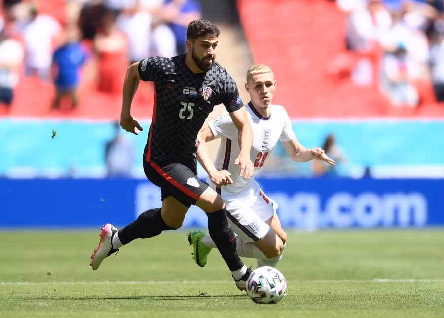 Với lợi thế sân nhà và dàn cầu thủ trẻ tài năng có phong độ cao, ĐT Anh nhập cuộc rất tốt. Đội bóng của HLV Gareth Southgate kiểm soát thế trận tốt, gây được sức ép đáng kể lên khung thành của đội khách.