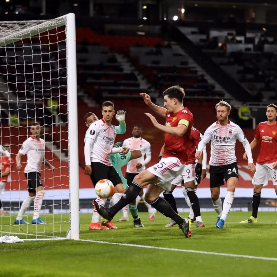 Pha bóng&nbsp;Maguire lại dứt điểm trúng cột dọc ở cự ly 1m. (Ảnh: Getty).&nbsp;