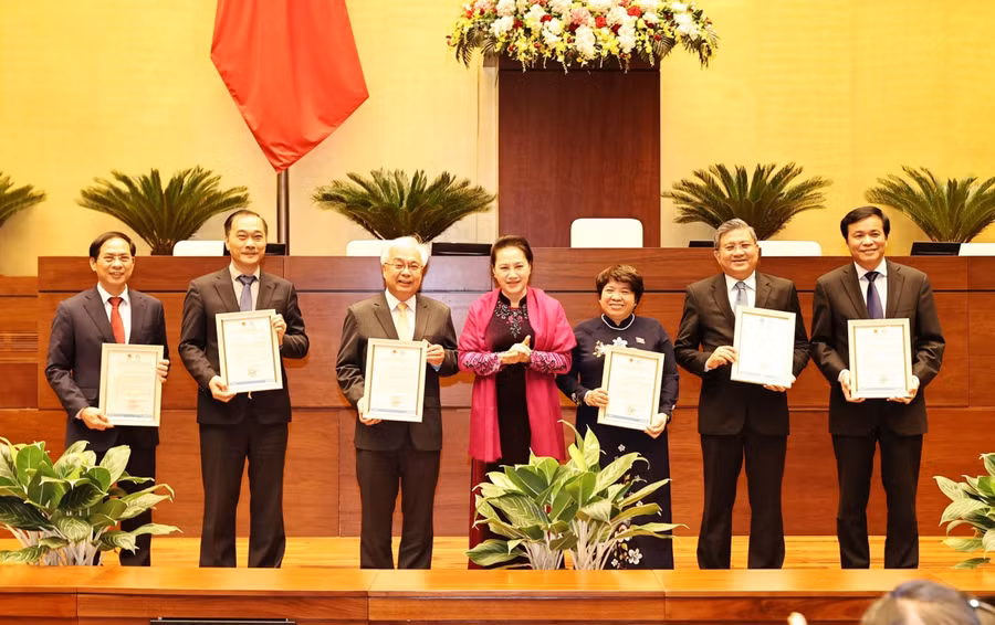 Chủ tịch Quốc hội tặng thư khen.