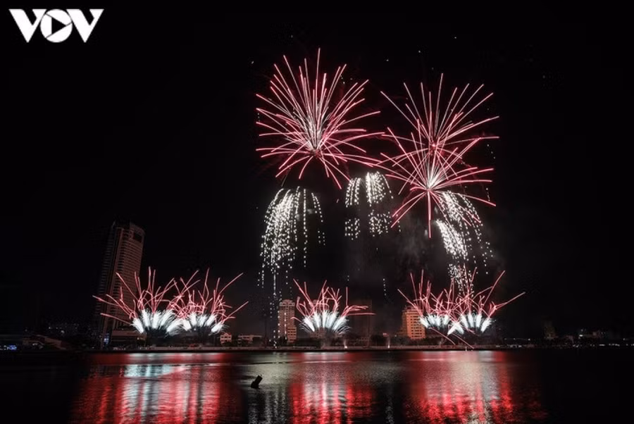 Người dân mong chờ thời tiết thuận lợi để chiêm ngưỡng những màn pháo hoa chào đón năm mới.