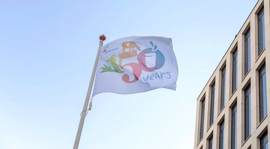 Lá cờ kỷ niệm 150 năm của Tập đoàn FrieslandCampina chính thức được giương cao, đánh dấu 1.5 thế kỷ Tập đoàn đồng hành cùng thế giới.