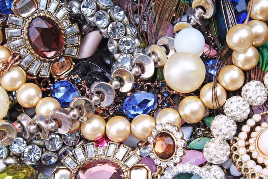 Tổng số vật dụng bị mất trong thảm họa, bao gồm đồ trang sức và tiền mặt, trị giá khoảng 6 triệu USD.