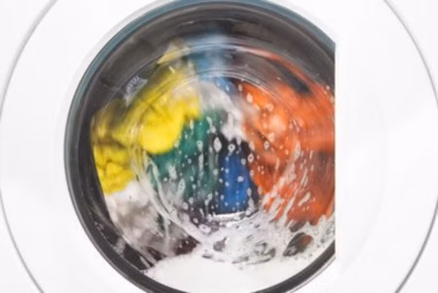 Công dụng kỳ lạ của hạt tiêu ảnh 1 Giữ màu quần áo khi giặt máy: Nếu bạn đang lo lắng về việc quần áo ngày càng xỉn màu do giặt bằng máy giặt, hãy rắc một thìa tiêu đen lên quần áo trước khi bạn khởi động máy giặt. Tiêu đen sẽ giúp giữ quần áo sáng màu và ngăn màu vải bị phai sang quần áo khác.