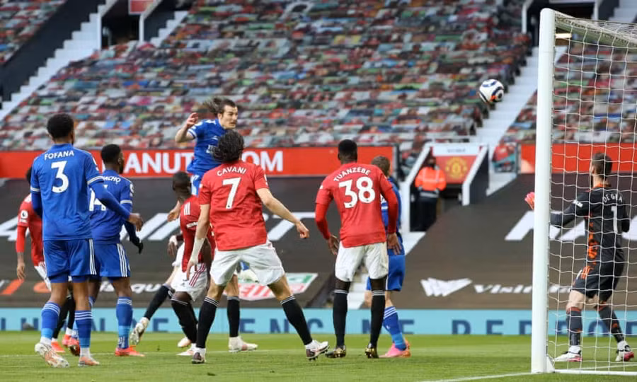 Soyuncu đánh đầu tung lưới MU. (Ảnh: Getty)