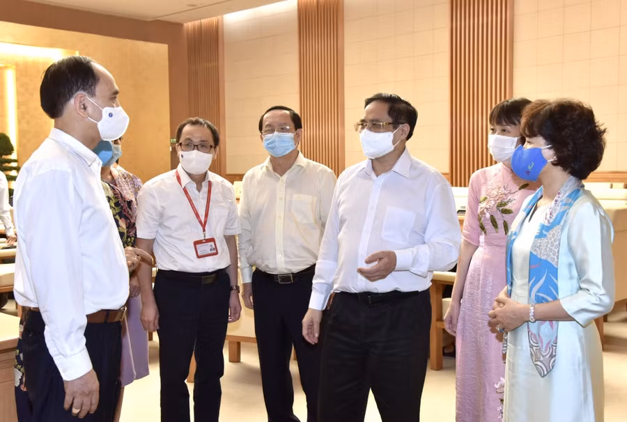 Thủ tướng làm việc với các nhà sản xuất vắc xin phòng COVID-19 ảnh 3
