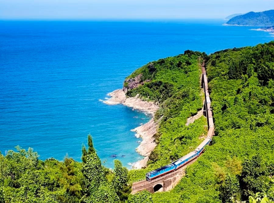 Tàu khách Thống Nhất qua đèo Hải vân.&nbsp;