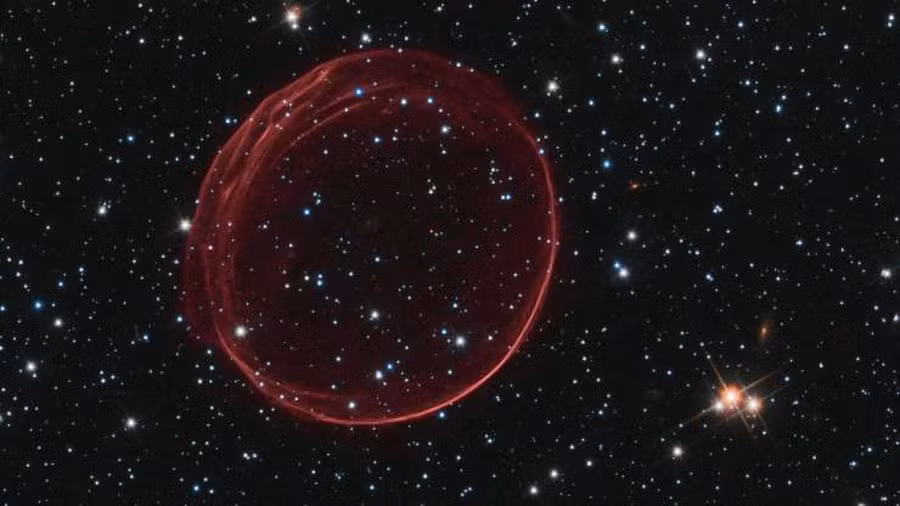 Những bức ảnh ấn tượng nhất do NASA ghi lại được ảnh 8 Đôi khi sự đơn giản cũng là một vẻ đẹp, chẳng hạn như Tinh vân Bong bóng. Tinh vân này được hình thành sau một vụ nổ siêu tân tinh cách Trái Đất 160.000 năm ánh sáng ở chòm sao Đám mây Magellan lớn. Vụ nổ siêu tân tinh này sáng tới nỗi chúng ta có thể quan sát từ Bán cầu Nam của Trái Đất cách đây khoảng 400 năm.