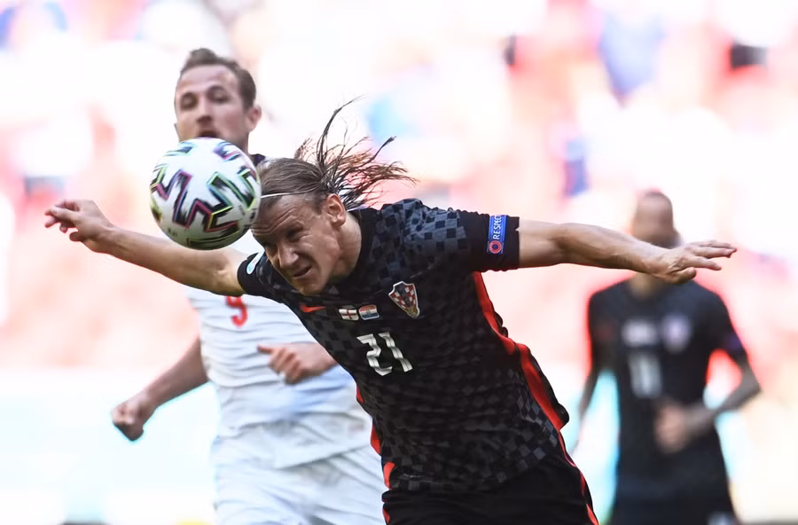 Bốn phút sau khi Sterling ghi bàn, Mason Mount chop ha chuyền bóng rất hay cho Kane để ghi bàn thắng thứ 2, tiếc rằng tiền đạo thuộc biên chế Tottenham lại bỏ lỡ một cách đáng tiếc.