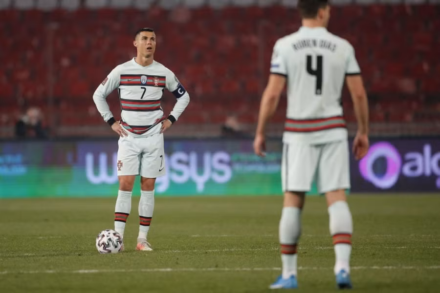 Ronaldo bị từ chối bàn thắng một cách khó tin (Ảnh: Getty).