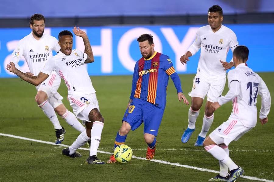Messi cùng đồng đội ở Barca nỗ lực nhưng không gặp may. (Ảnh: Getty).