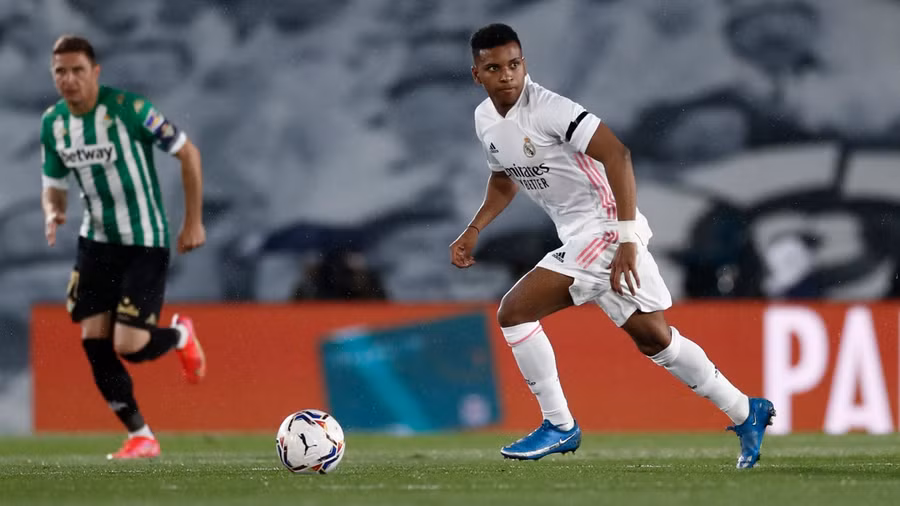 Rodrygo vô tình trở thành chủ nhân tình huống nguy hiểm nhất mà Real Madrid tạo ra ở trận này. (Ảnh: Getty)