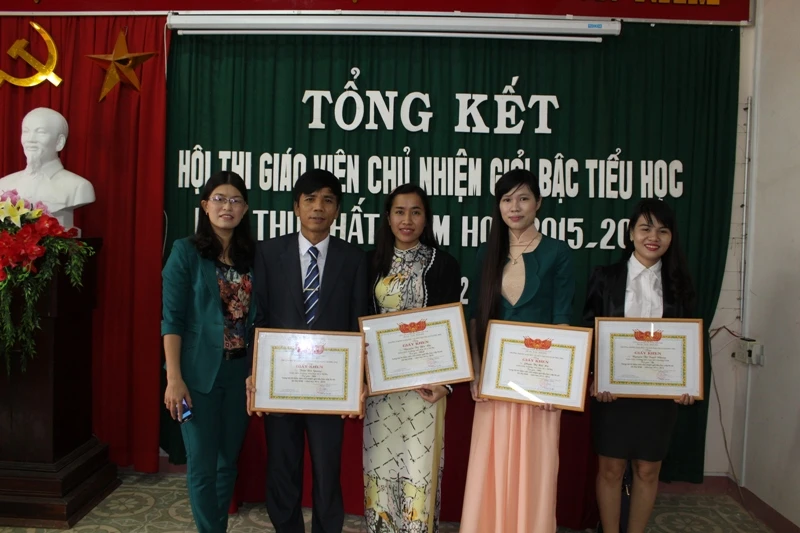 Trong đợt này có 70 giáo viên tiểu học ở Thị xã Hương Trà được trao giấy chứng nhận giáo viên chủ nhiệm lớp giỏi cấp thị xã