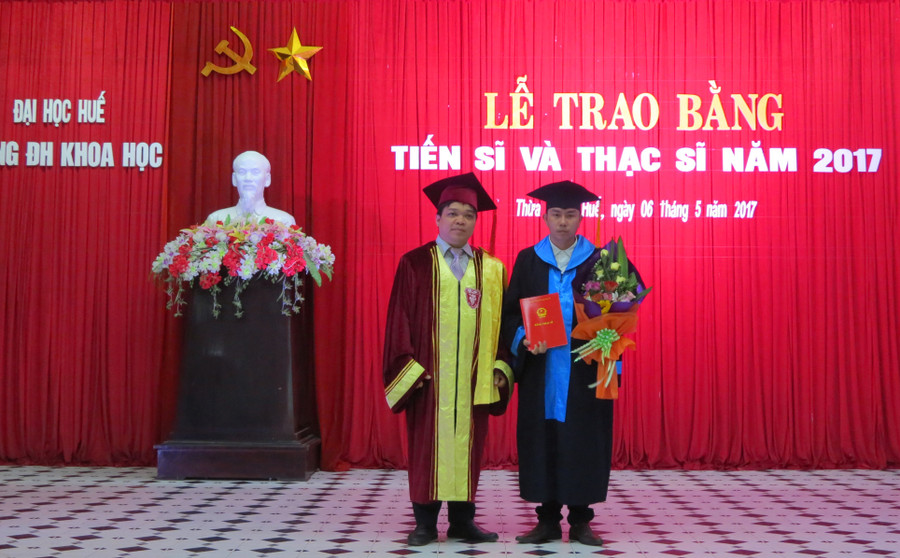 PGS.TS. Võ Thanh Tùng - Phó Hiệu trưởng - trao bằng và tặng hoa chúc mừng các tân thạc sĩ