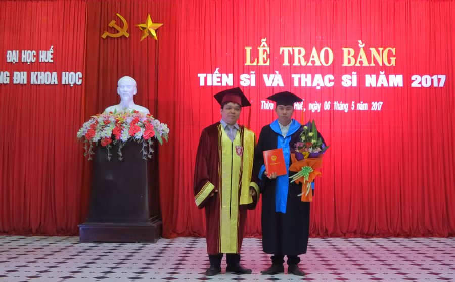 PGS.TS. Võ Thanh Tùng - Phó Hiệu trưởng - trao bằng và tặng hoa chúc mừng các tân thạc sĩ
