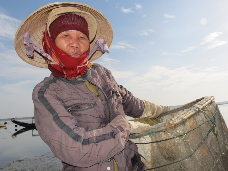 Chẳng biết có mấy ai ngang qua dặm dài phá Tam Giang, thấu hiểu cho hoàn cảnh khốn khó của những người suốt đời “chiến đấu” với kiếp giậm trìa. Chỉ biết rằng khi hoàng hôn bắt đầu buông xuống, người giậm Trìa chuyển những bao tải nặng trịch lên bờ bán. Trong nét mặt nhọc nhằn tôi đã biết rõ họ không còn buồn