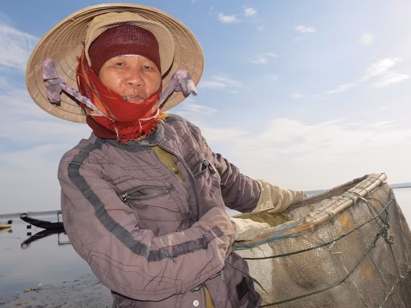 Chẳng biết có mấy ai ngang qua dặm dài phá Tam Giang, thấu hiểu cho hoàn cảnh khốn khó của những người suốt đời “chiến đấu” với kiếp giậm trìa. Chỉ biết rằng khi hoàng hôn bắt đầu buông xuống, người giậm Trìa chuyển những bao tải nặng trịch lên bờ bán. Trong nét mặt nhọc nhằn tôi đã biết rõ họ không còn buồn