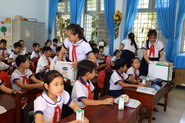  Giờ uống sữa tại lớp 5/1 trường Tiểu học Hưng Nhượng, huyện Giồng Trôm, tỉnh Bến Tre 